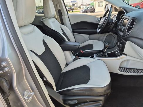 Used 2018 Jeep Compass Latitude FWD image 34