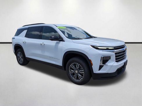 Used 2024 Chevrolet Traverse LT FWD image 2