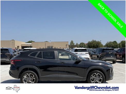 Used 2025 Chevrolet Trax LT FWD image 3