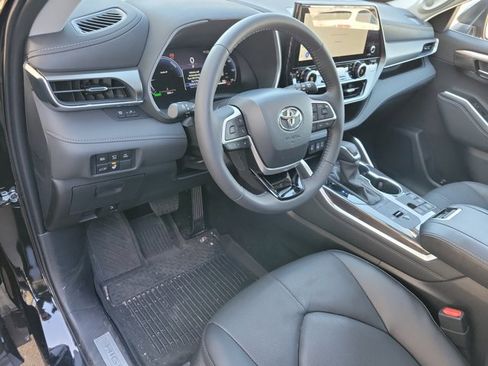 Used 2026 Toyota Highlander Limited image 4