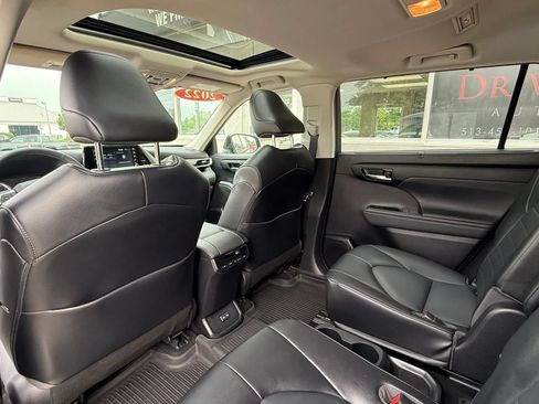 Used 2022 Toyota Highlander XLE AWD/4WD image 12