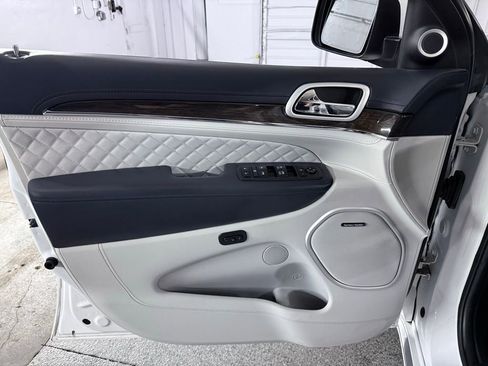 Used 2021 Jeep Grand Cherokee Summit AWD/4WD image 19