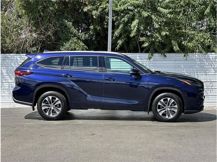 Used 2022 Toyota Highlander XLE AWD/4WD image 9