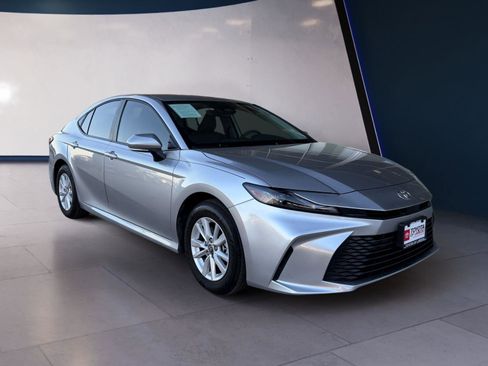 Used 2025 Toyota Camry LE image 7