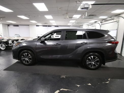 Used 2023 Toyota Highlander XLE AWD/4WD image 12