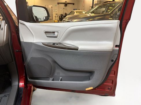 Used 2019 Toyota Sienna XLE image 36