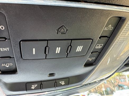 Used 2014 Chrysler 300 C image 22