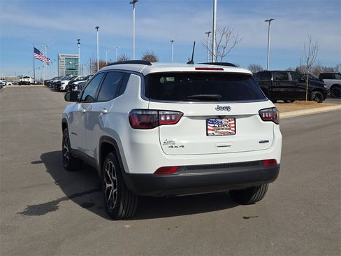 Used 2024 Jeep Compass Latitude image 3