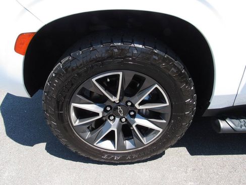 Used 2022 Chevrolet Suburban Z71 w/ Luxury Package AWD/4WD image 11