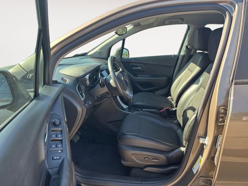 Used 2022 Chevrolet Trax LT w/ LT Convenience Package image 9