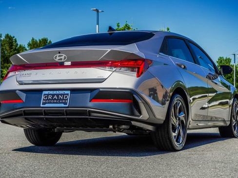 Used 2025 Hyundai Elantra Limited FWD image 13