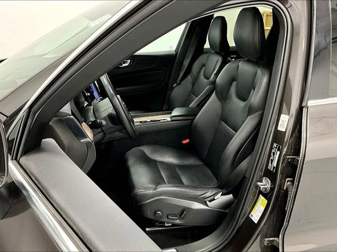 Used 2022 Volvo XC60 B5 Momentum w/ Advanced Package image 33