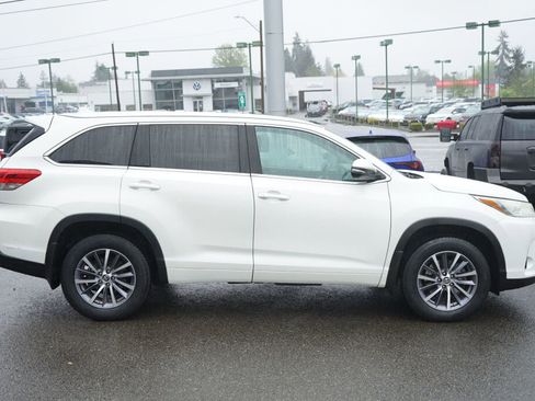 Used 2017 Toyota Highlander XLE AWD/4WD image 6