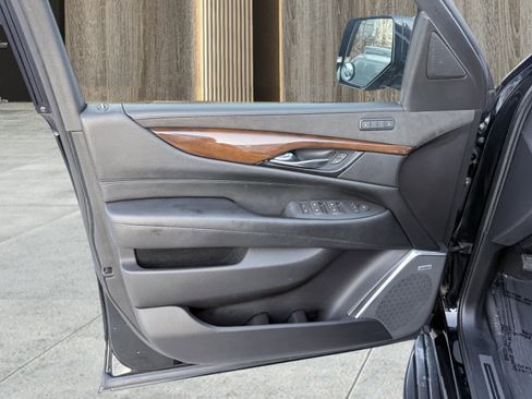 Used 2020 Cadillac Escalade ESV 2WD image 19