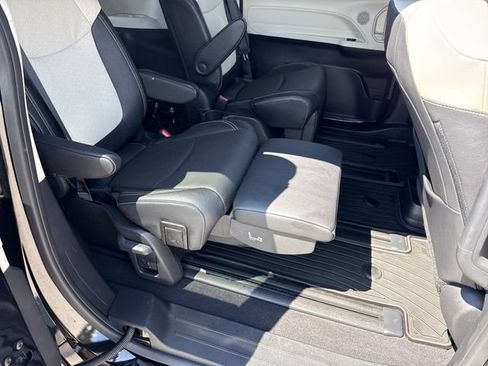 Used 2025 Toyota Sienna Limited AWD/4WD image 35