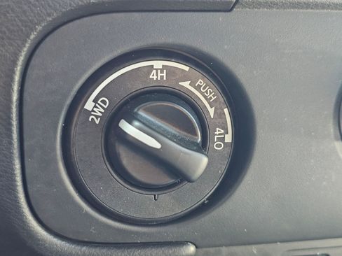 Used 2025 Nissan Frontier SV AWD/4WD image 26