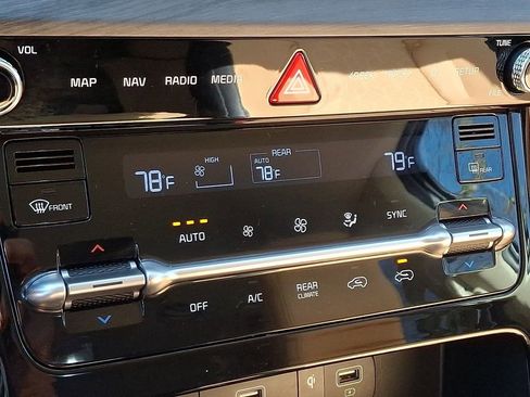 Used 2024 Kia Carnival EX image 17