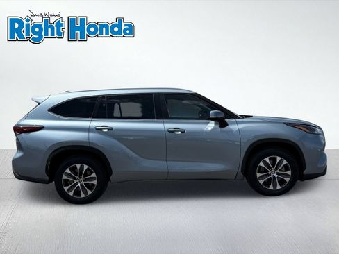 Used 2024 Toyota Highlander XLE FWD image 9