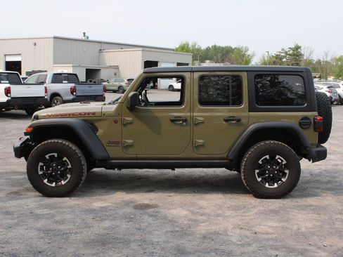Used 2025 Jeep Wrangler Unlimited Rubicon AWD/4WD image 6