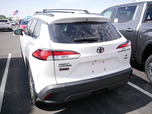 Used 2022 Toyota Corolla Cross LE w/ Moonroof Package AWD/4WD image 7