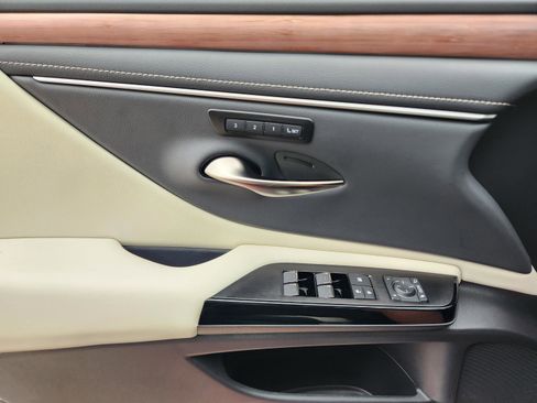 Used 2025 Lexus ES 350 w/ Premium Package image 19