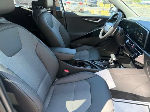 New 2026 Kia Niro EX FWD image 11