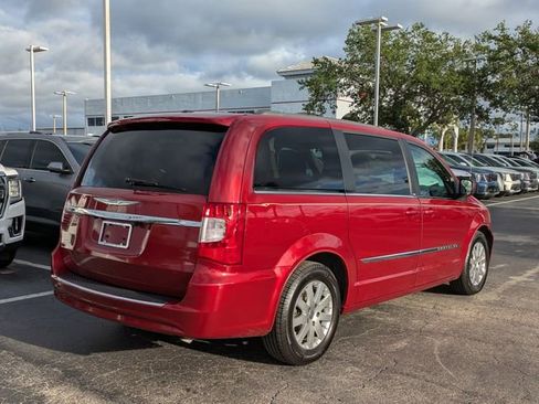 Used 2014 Chrysler Town & Country Touring image 4