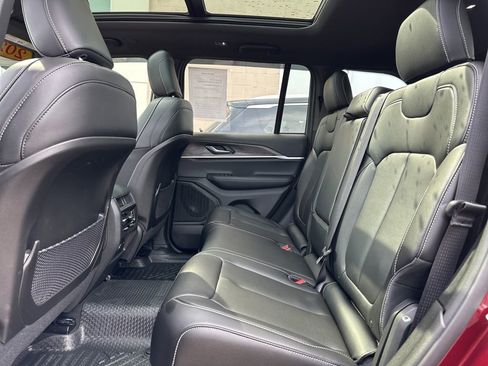 Used 2025 Jeep Grand Cherokee Limited w/ Black Appearance Package AWD/4WD image 39
