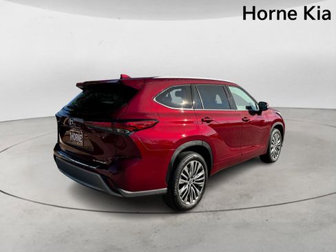 Used 2023 Toyota Highlander Platinum image 4