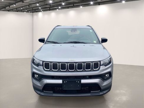 Used 2023 Jeep Compass Latitude w/ Convenience Group AWD/4WD image 2