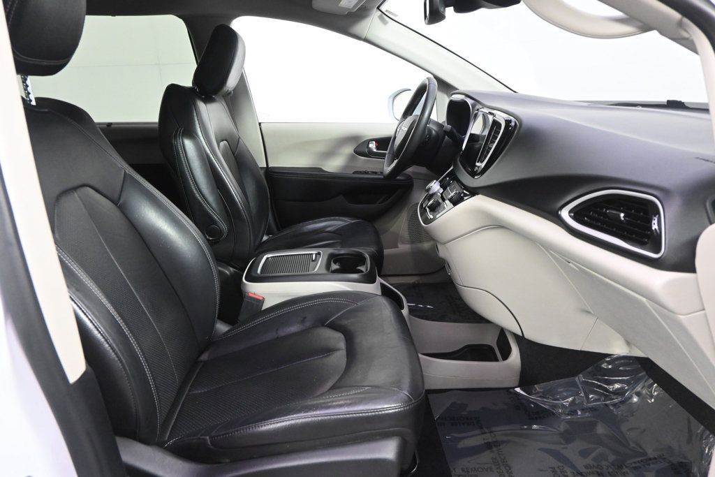 Used 2022 Chrysler Pacifica Touring-L FWD image 16