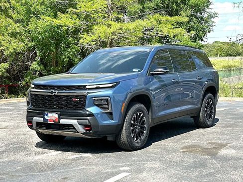 Used 2025 Chevrolet Traverse Z71 image 1