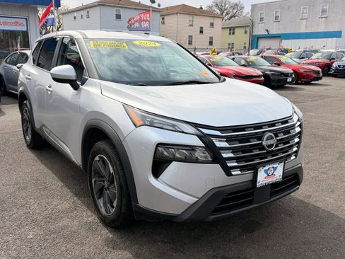 Used 2024 Nissan Rogue SV image 2