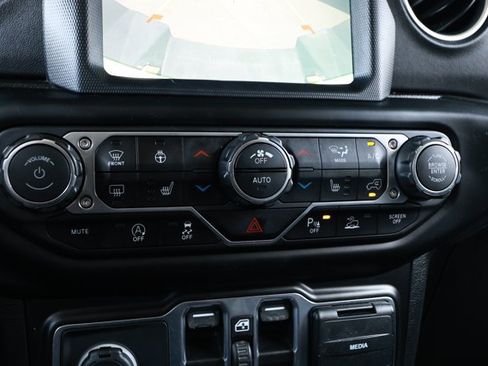 Used 2020 Jeep Gladiator Overland AWD/4WD image 18