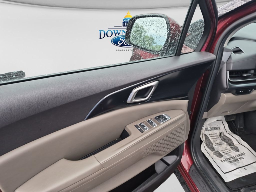 Used 2025 Kia Carnival FWD image 11