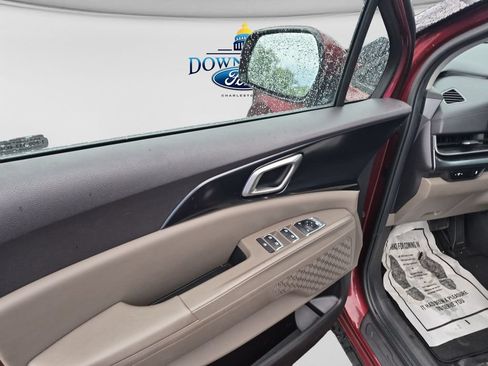 Used 2025 Kia Carnival FWD image 11