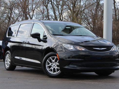 Used 2021 Chrysler Voyager Lxi image 1