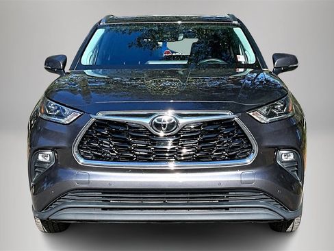 Used 2023 Toyota Highlander Limited image 3