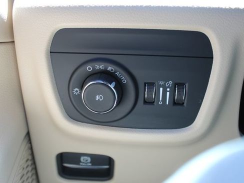 Used 2025 Jeep Grand Cherokee L Limited w/ Luxury Tech Group II AWD/4WD image 17