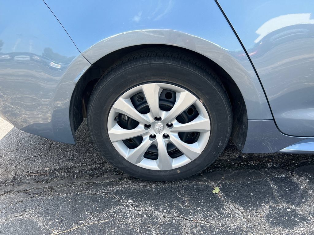 Used 2025 Toyota Corolla LE FWD image 6