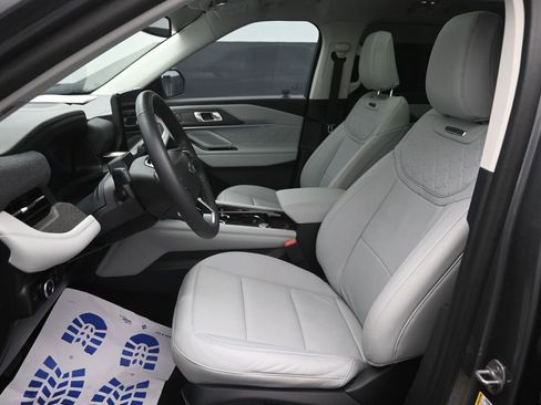 Certified 2025 Ford Explorer Platinum w/ Ultimate Package AWD/4WD image 18