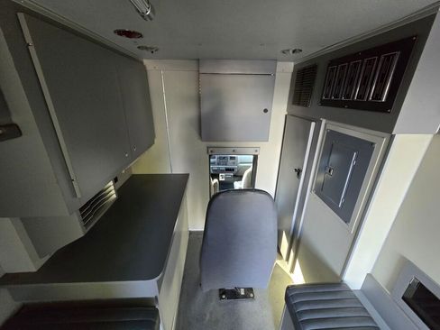 Used 2001 Ford F550 4x4 Regular Cab Super Duty image 16