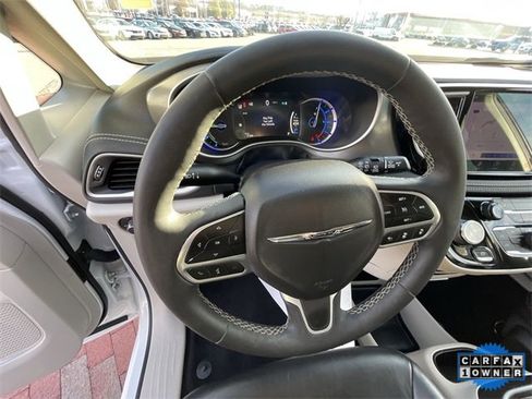 Used 2022 Chrysler Pacifica Touring-L image 13