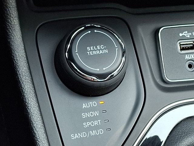 Used 2021 Jeep Cherokee Latitude Plus AWD/4WD image 24