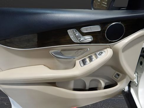 Used 2019 Mercedes-Benz GLC 300 4MATIC w/ Premium Package image 12