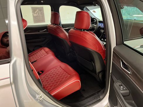 Used 2024 Jeep Grand Cherokee Limited w/ Black Appearance Package image 19