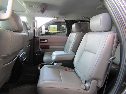 Used 2014 Toyota Sequoia Platinum RWD image 10