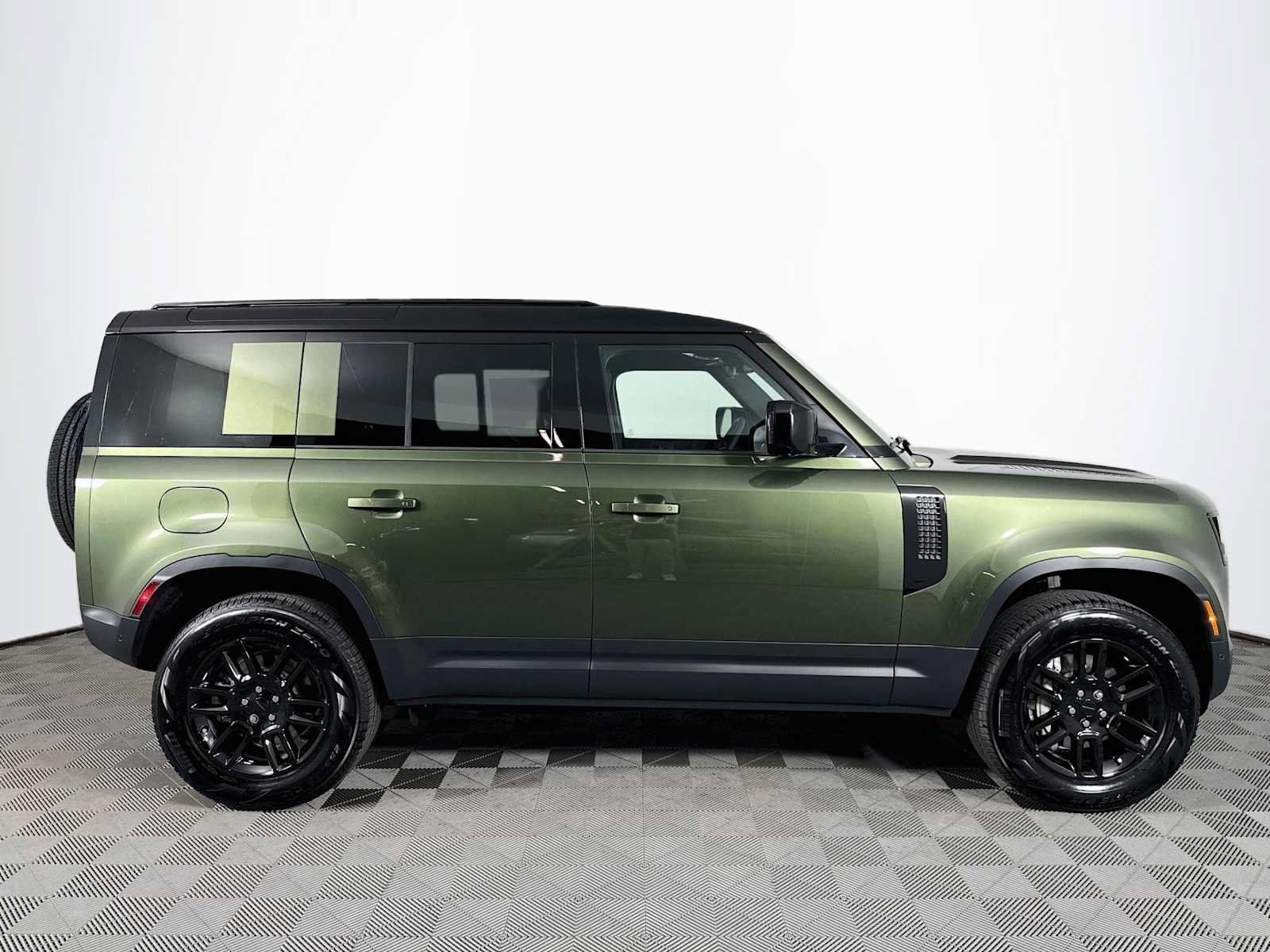 New 2026 Land Rover Defender 110 S AWD/4WD image 4
