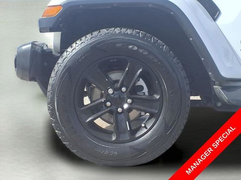 Used 2022 Jeep Wrangler Unlimited Sahara AWD/4WD image 14