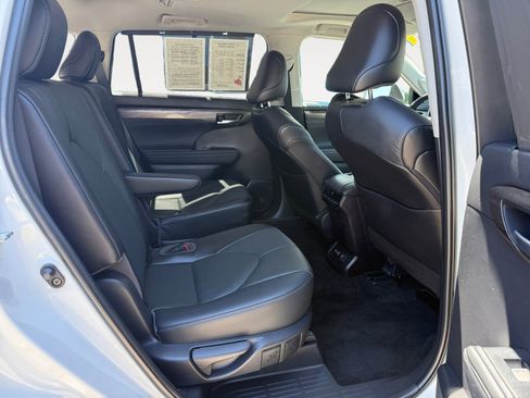 Used 2023 Toyota Highlander Limited AWD/4WD image 18